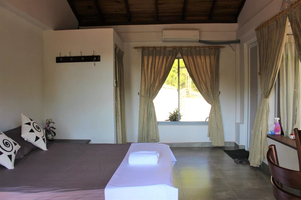 Luxury Double Room, 1 Queen Bed, Balcony, Mountain View | 1 bedroom, premium bedding, desk, soundproofing