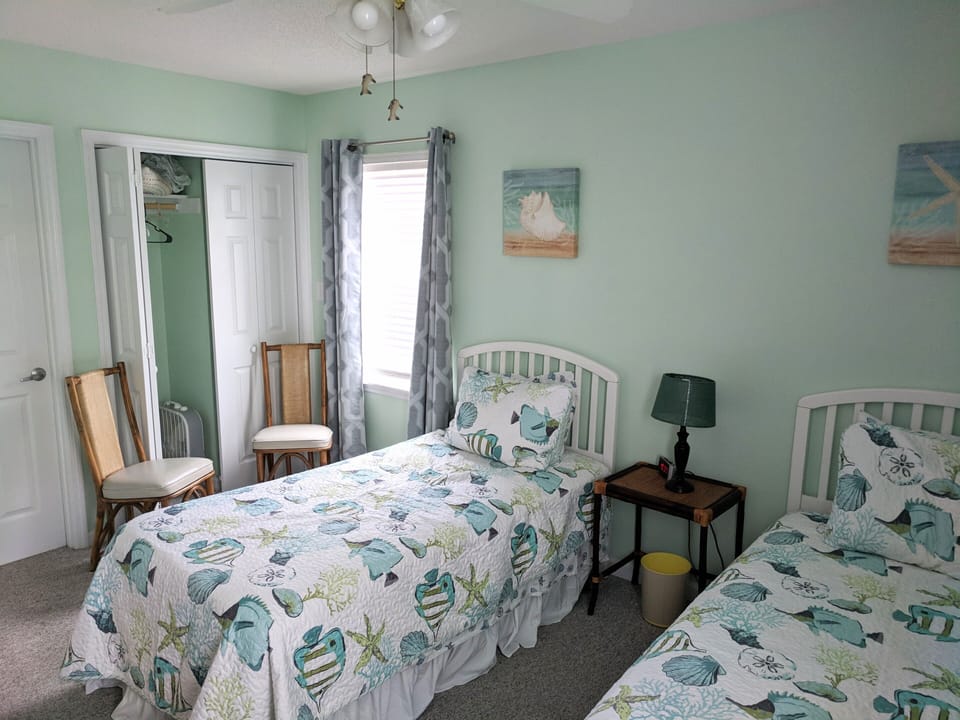 Twin Bed Room on Middle Floor [Attached Bathroom]