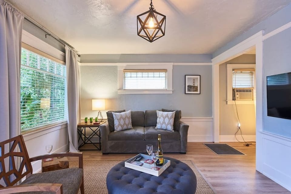 Chic and cozy Bungalow by the waterfront.  Enjoy the Bay Area from this central hub, make it your home away from home.