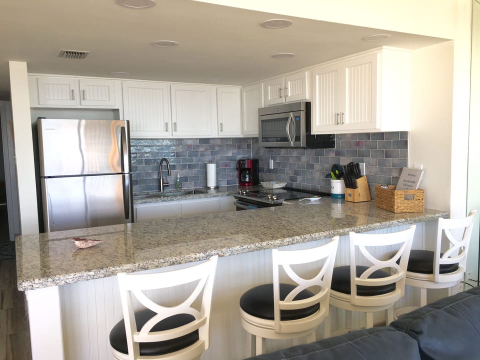 Breakfast bar includes seating for 4