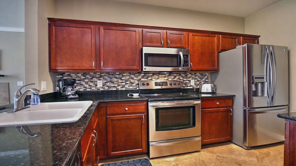 Updated kitchen w/new appliances