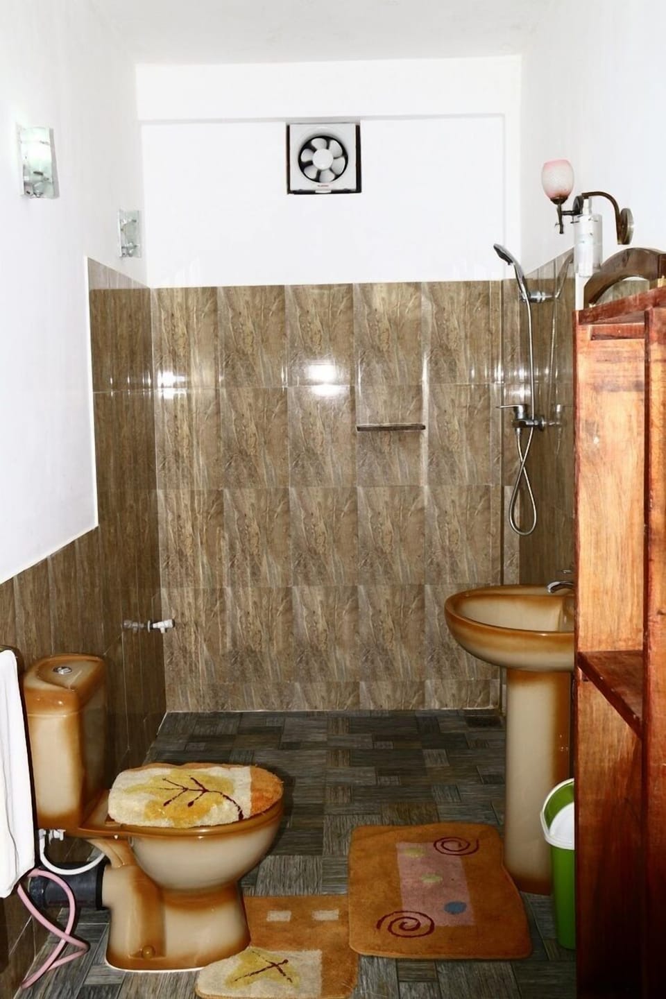 Shower, free toiletries