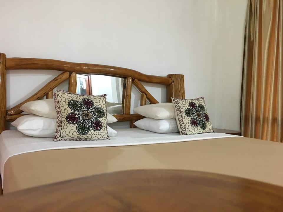 Deluxe Room, Garden View | Desk, iron/ironing board, rollaway beds, free WiFi