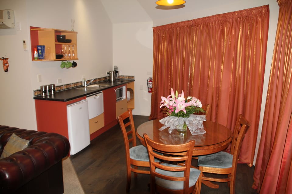 Family Cottage African | Private kitchen | Coffee/tea maker, full-size fridge, microwave, oven