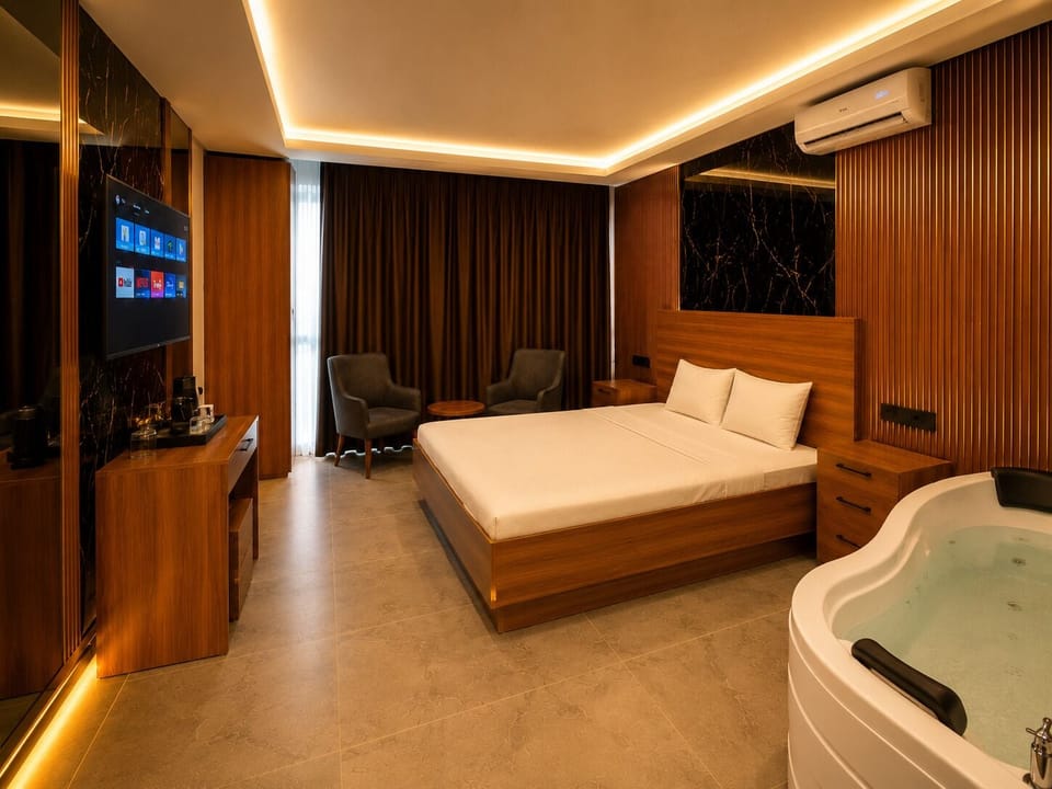 Deluxe Double Room, Jetted Tub | Egyptian cotton sheets, premium bedding, minibar (some free items), desk