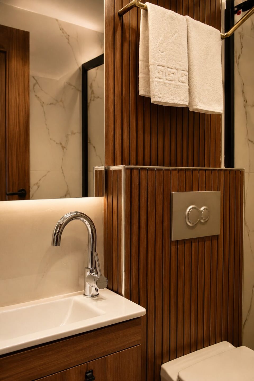Deluxe Double Room, City View | Bathroom | Designer toiletries, hair dryer, slippers, bidet