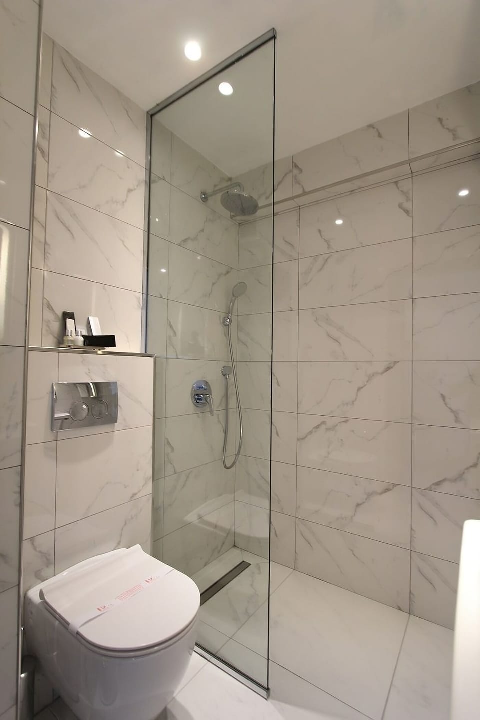 Family Suite | Bathroom | Shower, free toiletries, hair dryer, slippers