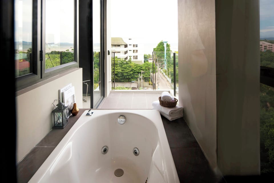1 bedroom, minibar, in-room safe, desk