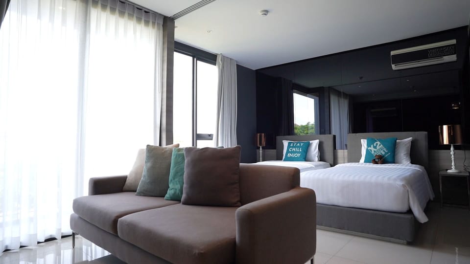 One Bedroom Deluxe Twin Pet Friendly (2nd floor) | 1 bedroom, minibar, in-room safe, desk