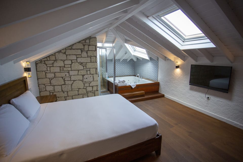 Exclusive Loft, 1 Queen Bed | In-room safe, free WiFi, bed sheets