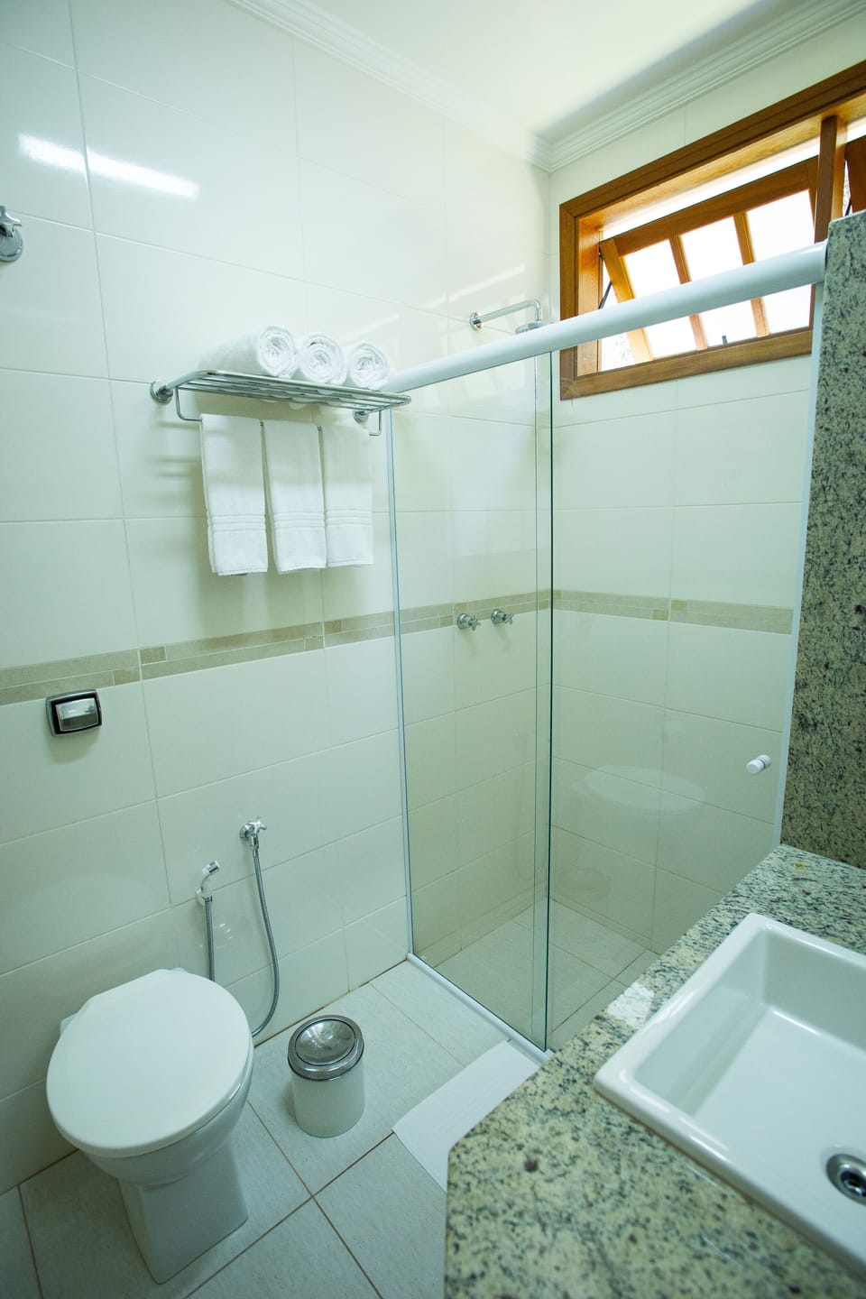 Traditional Suite | Bathroom | Shower, free toiletries, towels