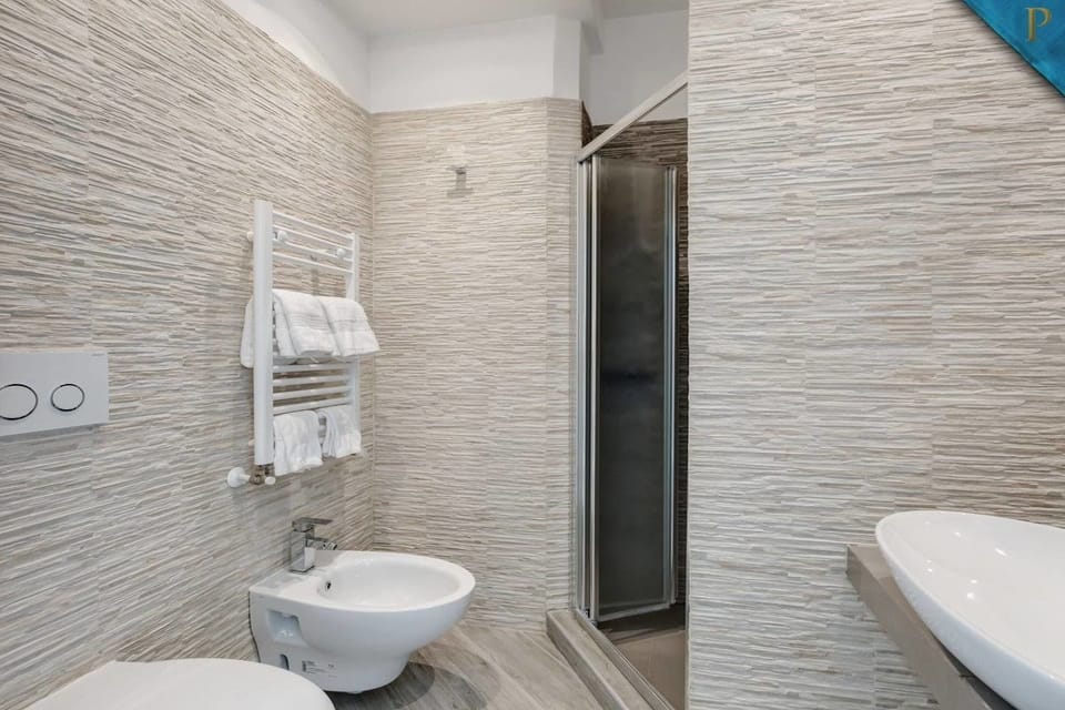 Deluxe Double Room | Bathroom | Shower, rainfall showerhead, free toiletries, hair dryer