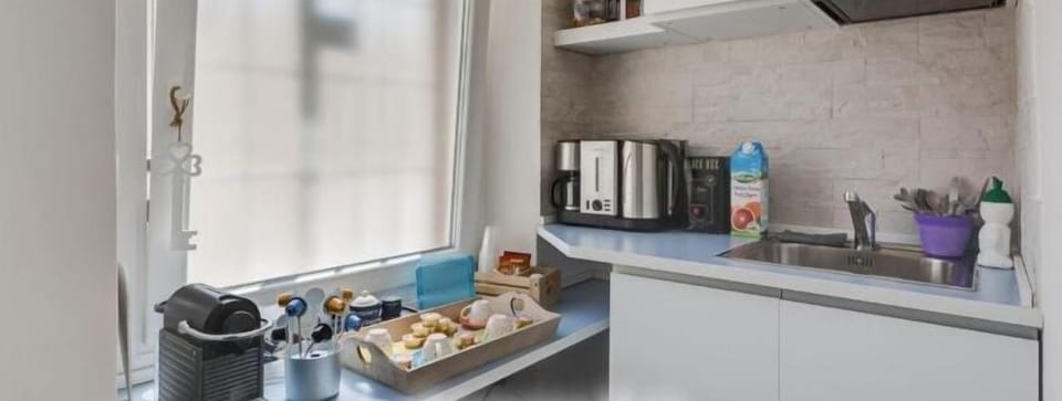Fridge, microwave, espresso maker, coffee/tea maker