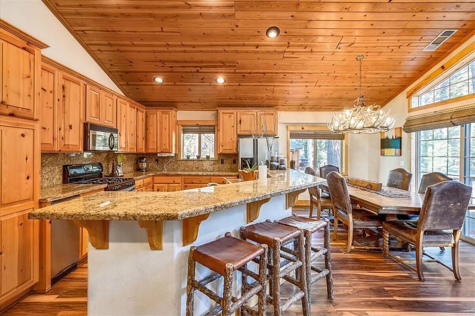 Kitchen & dining room