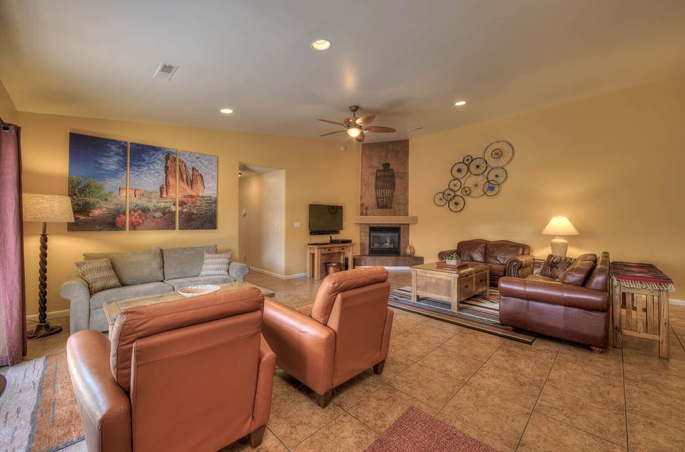 Open concept living room with plenty of seating for your group!