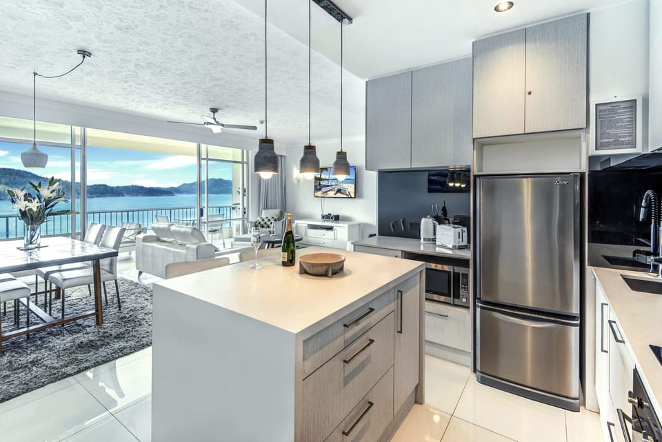 Apartment, 1 Bedroom, Ocean View (1306) | Private kitchen | Full-size fridge, microwave, oven, stovetop