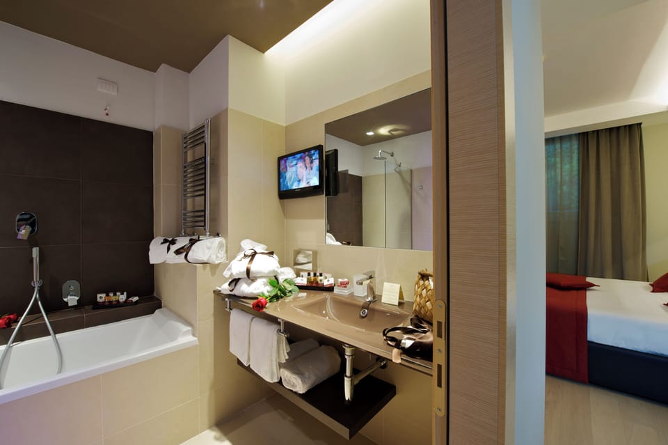 Suite | Bathroom | Free toiletries, hair dryer, towels