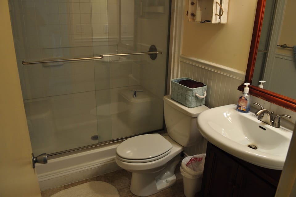 2nd Floor Full Bathroom