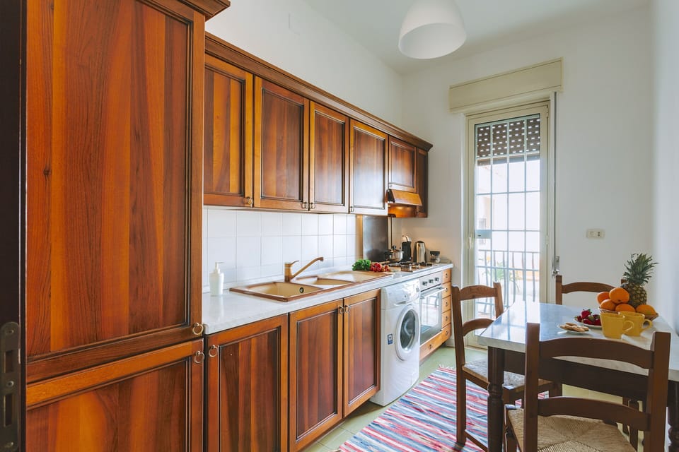 The well equipped kitchen