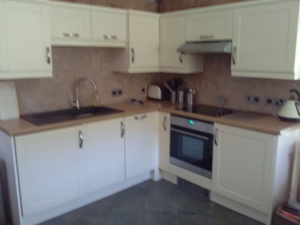 Fully equipped kitchen with dishwasher and washing machine