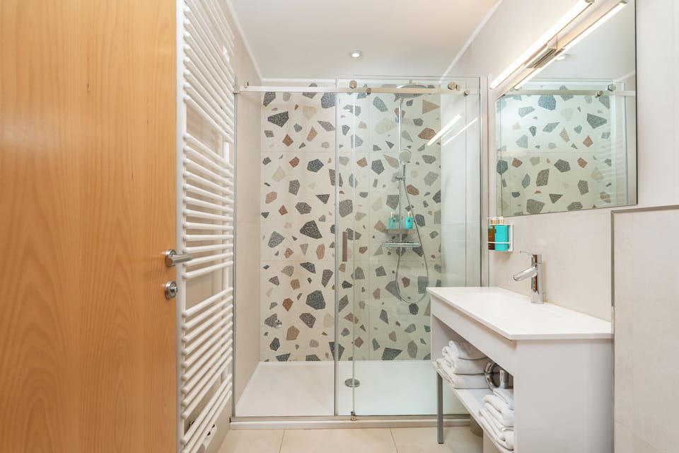 Classic Double Room, Balcony | Bathroom | Shower, rainfall showerhead, eco-friendly toiletries, hair dryer