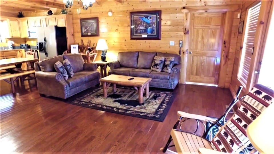Open floor plan to accommodate up to 8 guests (6 adults max).