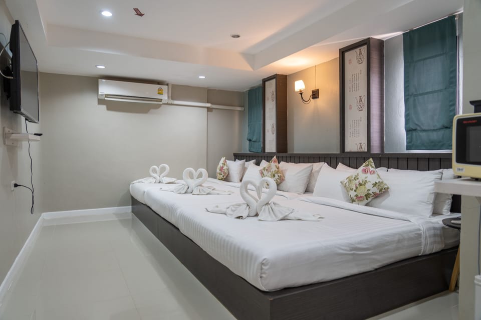 Family Room | Desk, WiFi (free), bed sheets