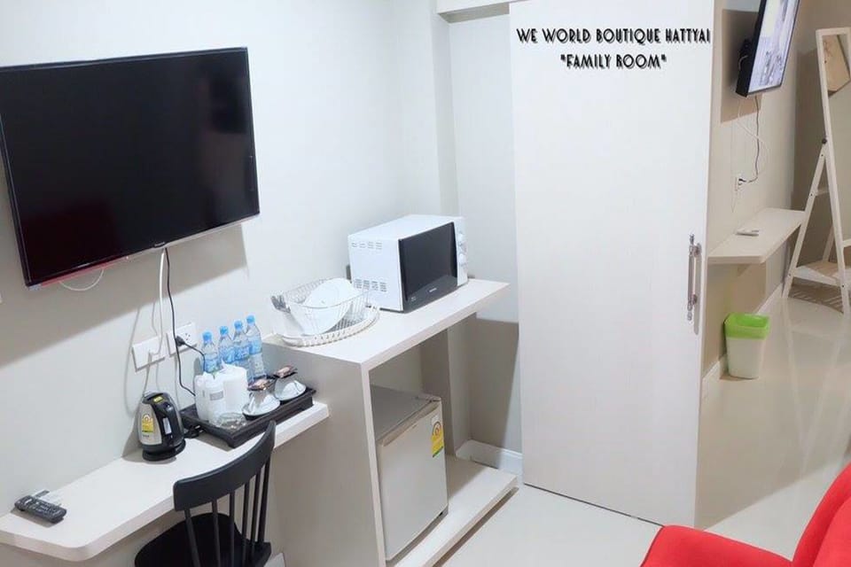 Family Room | Desk, WiFi (free), bed sheets