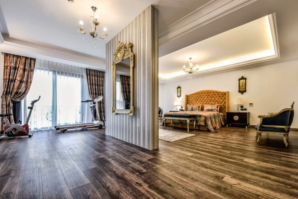 Royal Suite, 1 Queen Bed with Sofa bed, Jetted Tub | Egyptian cotton sheets, premium bedding, minibar, in-room safe