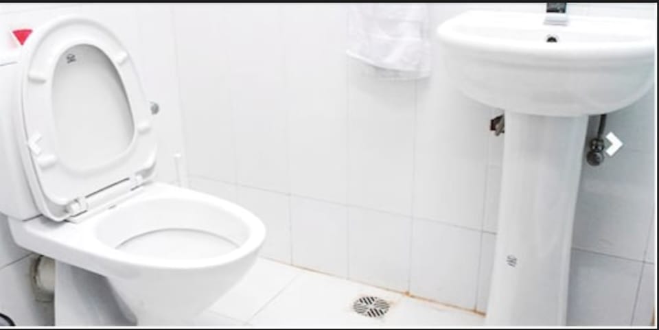 Shower, free toiletries, towels
