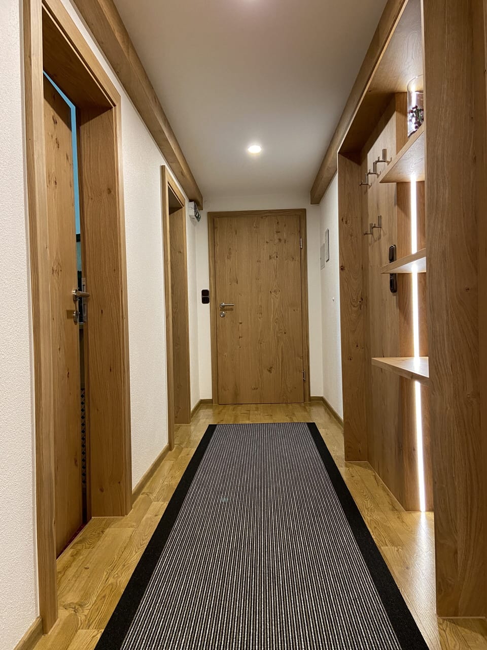 Apartment, 2 Bedrooms, Balcony, Mountain View | Living area | Flat-screen TV