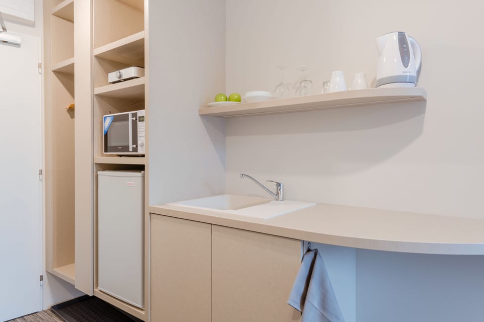 Deluxe Double or Twin Room, Kitchenette | Private kitchenette | Fridge, microwave, stovetop, cookware/dishes/utensils