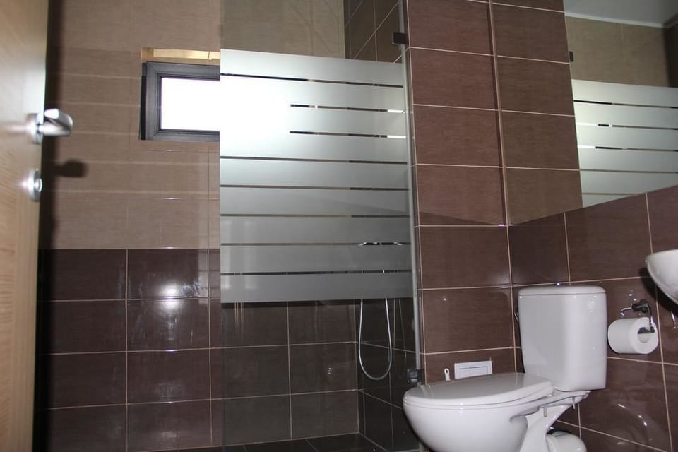 Junior Suite, Sea View | Bathroom | Shower, free toiletries, towels