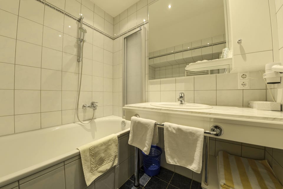 Double Room | Bathroom | Free toiletries, hair dryer, bathrobes, slippers