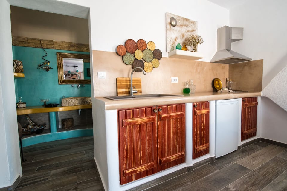 Luxury Suite (Helen of Troy) | Private kitchen | Full-size fridge, stovetop, coffee/tea maker, electric kettle