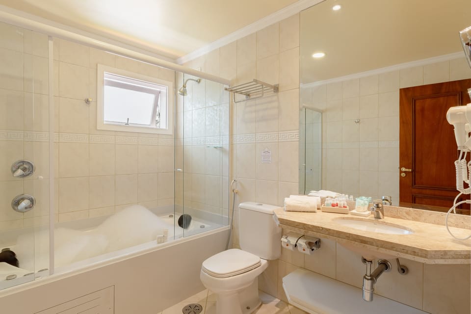 Deluxe Double Room, 1 Queen Bed, Jetted Tub | Bathroom | Free toiletries, hair dryer, towels, soap
