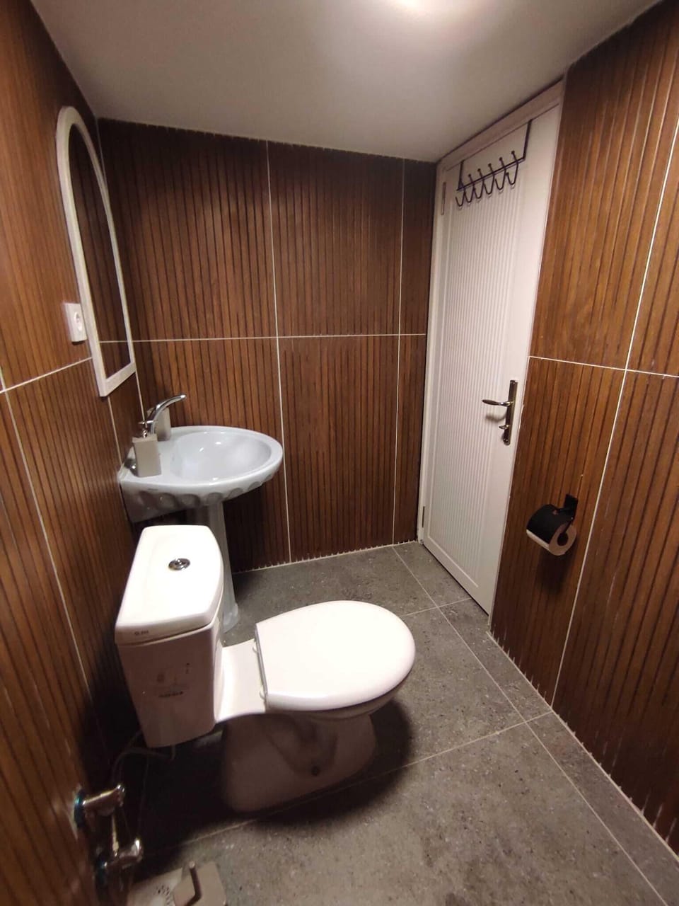 Economy Studio, 1 Double Bed, Non Smoking | Bathroom | Shower, free toiletries, hair dryer, towels