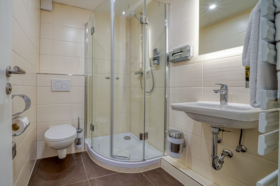 Standard Double Room, Non Smoking | Bathroom | Shower, towels