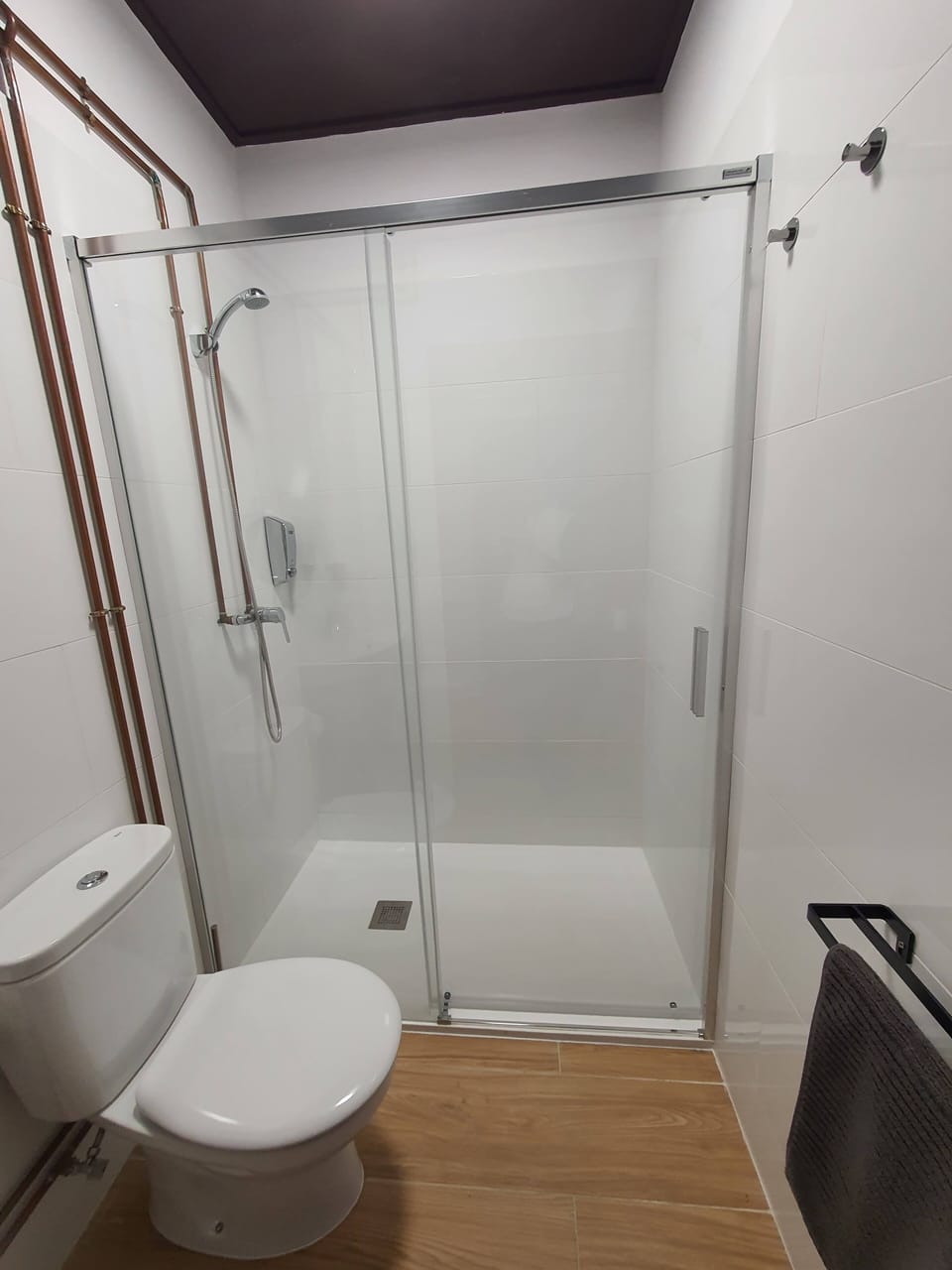 Standard Double Room | Bathroom | Free toiletries, towels