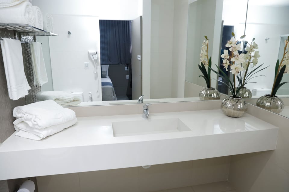 Presidential Double Room | Bathroom | Shower, free toiletries, hair dryer, towels