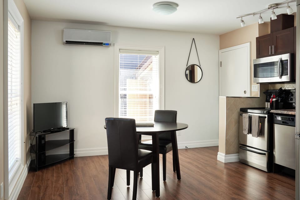 Comfort Studio Suite, 1 Queen Bed | Private kitchen | Fridge, microwave, oven, stovetop