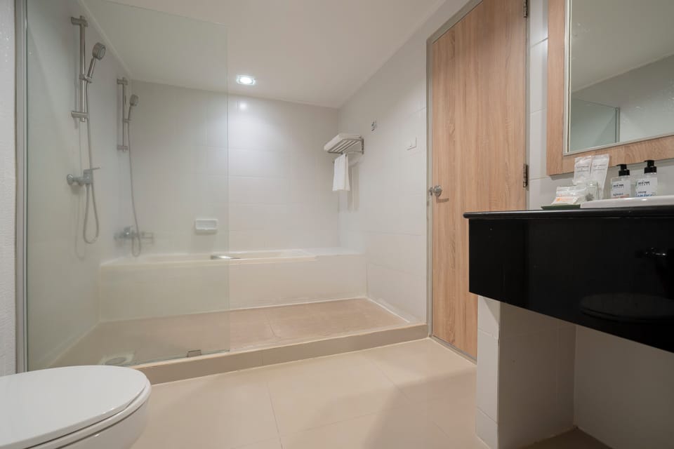 2-Bedroom Pool View | Bathroom | Free toiletries, hair dryer, towels