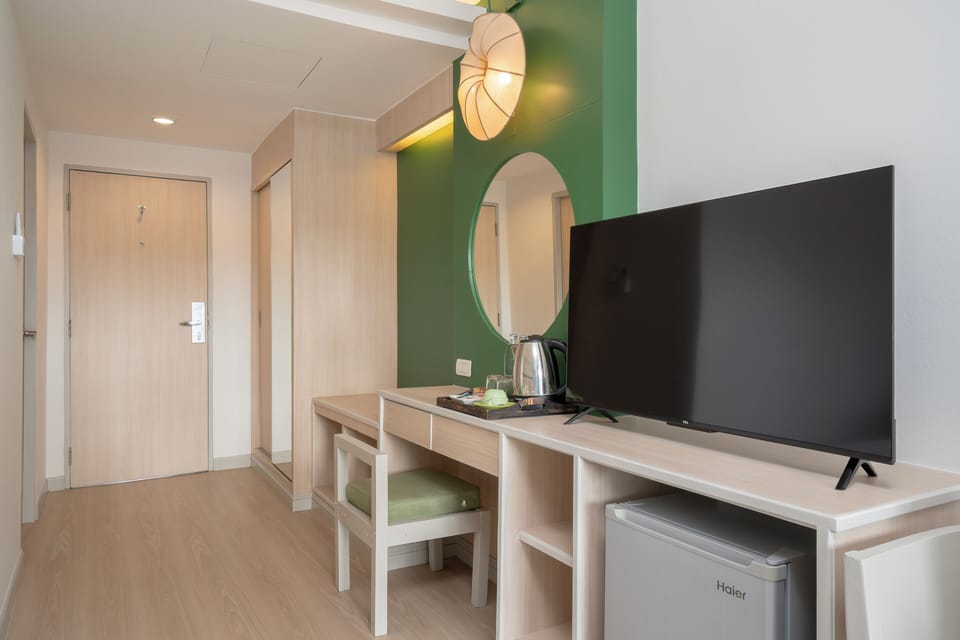 Superior Room, Pool View | Premium bedding, minibar, in-room safe, individually furnished