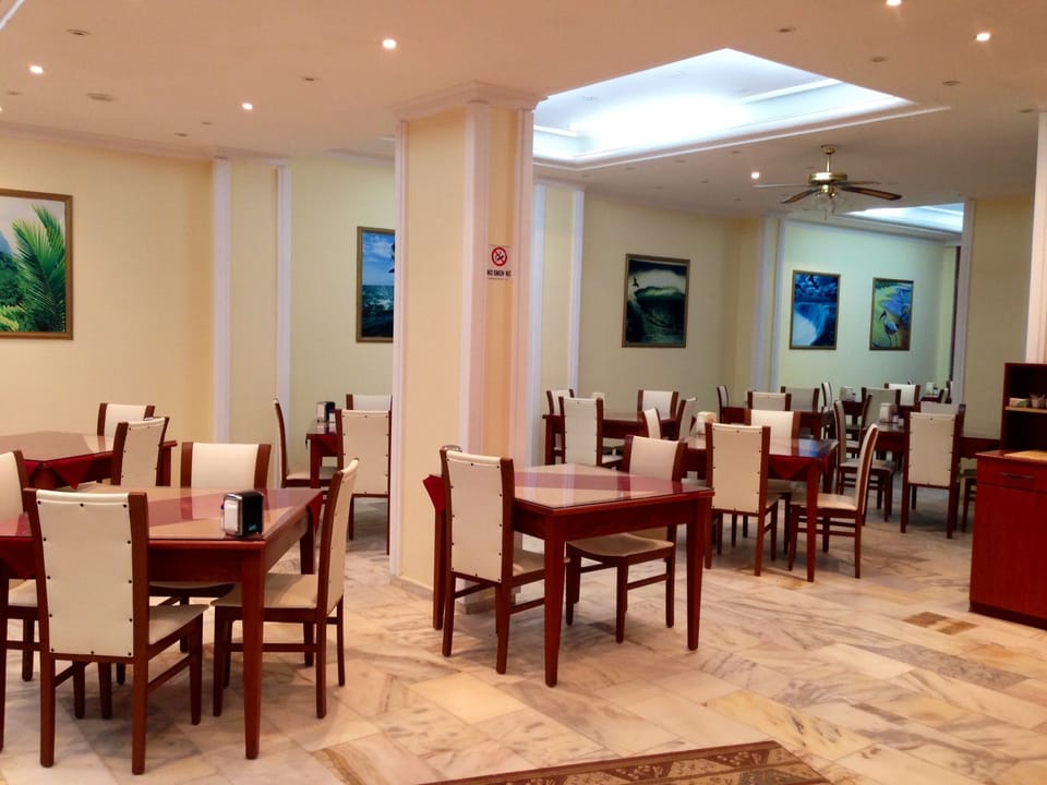 Breakfast, lunch, dinner served; alfresco dining