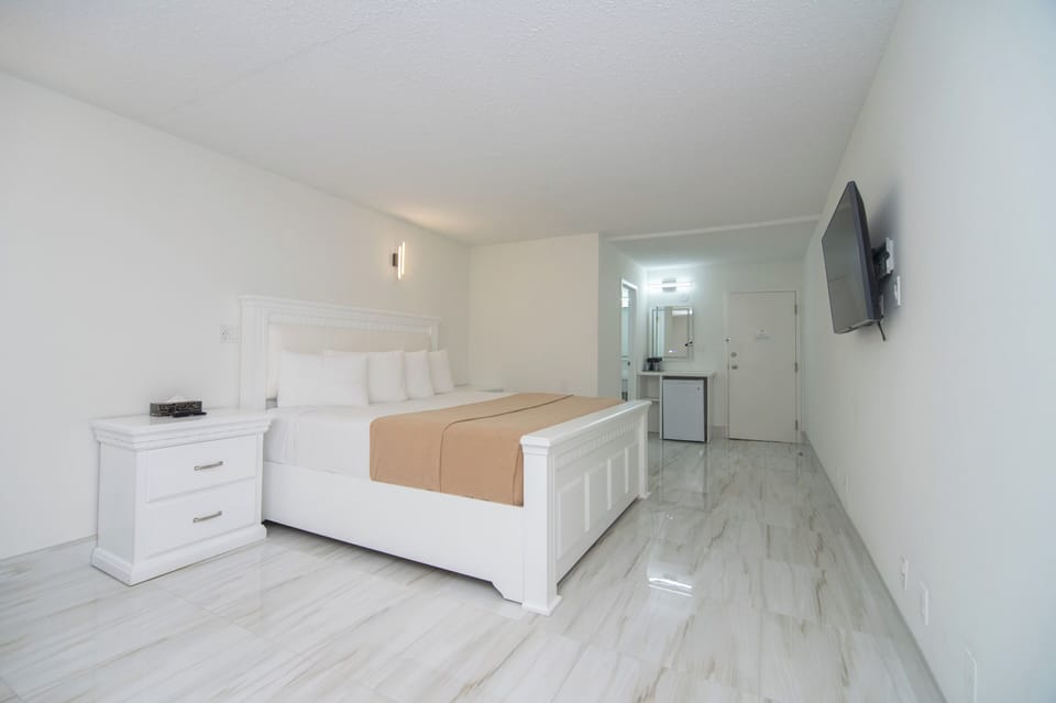 Deluxe Room, 1 King Bed | Premium bedding, Select Comfort beds, desk, blackout drapes