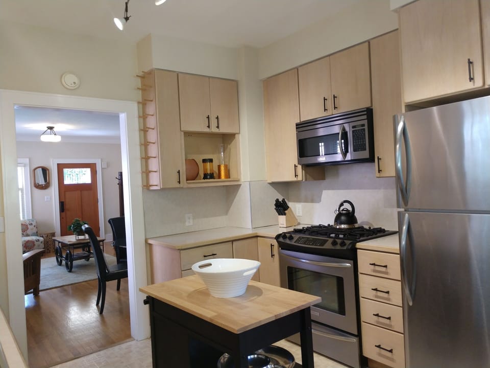 Spacious kitchen for 2 or 3 cooks! Stainless appliance w/gas range & island cart
