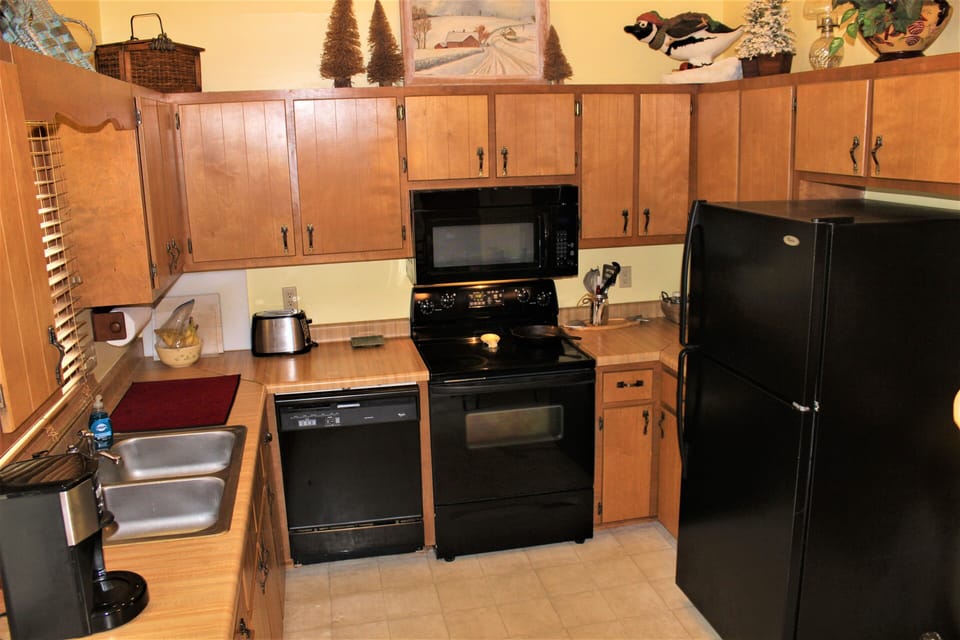 Fully equipped kitchen with microwave, disposal, dishwasher, coffee maker