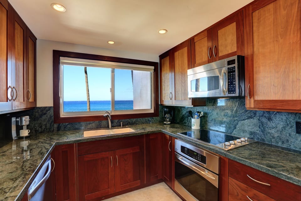 Views of the ocean from every window!  Completely stocked kitchen for cooking.