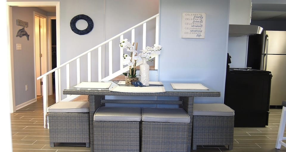 1st floor table - seats 4
Granite counter top - seats 4