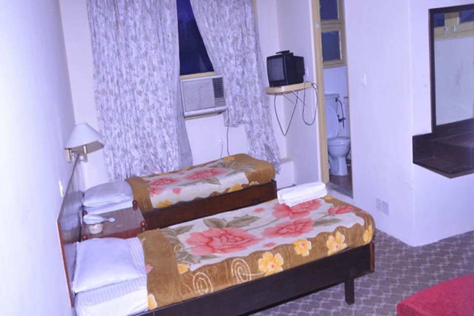 Deluxe Room | Bathroom | Shower, free toiletries, towels